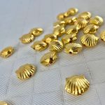 Aplique Dourado mini Concha com furo 1,0cm - pacote com 10 unidades