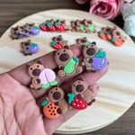 Kit Apliques Emb. Capivaras C/ Frutas – 3cm, 10 Unidades Sortidas