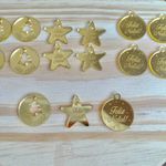 Pingentes Acrílicos Natalinos Dourados – 2,5cm, 10 Unidades