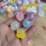 Aplique Resina Sortido Concha C/ Pérola Furta-Cor – 2cm, 10 Unidades