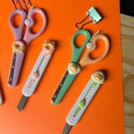 Kit Papelaria 2 Peças – Tesoura + Estilete Retrátil