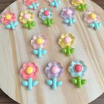 APLIQUE RESINA FLOR 3D C/FOLHAS 3,5CM 10UN SORT.