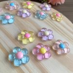 APLIQUE RESINA FLOR 3D 3CM 10 UN C/GLITTER TRANSL. CORES SORT.