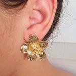 Brinco Folheado a Ouro 18K Hibisco 