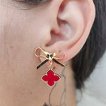 Brinco Trevo Dourado Vermelho 