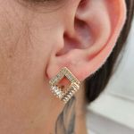 Brinco Com Zircônia Detalhado Dourado 