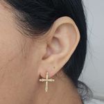 Brinco Com Zircônia Cruz Dourada 