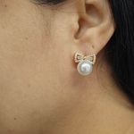Brinco Com Zircônia Laço Com Pérola Dourada 