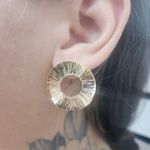 Brinco Folheado a Ouro 18K Aro Detalhado 