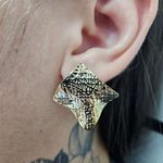 Brinco Folheado a Ouro 18K Detalhado 