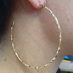 Argola Folheada Dourada Detalhada 