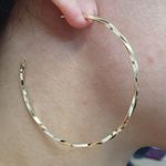 Argola Dourada Detalhada 