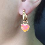 Argola Folheada Esmaltada Dourada Coração Rosa e Laranja 
