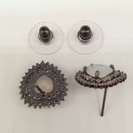 Brinco Semi Joia Ródio Negro Coração Branco Leitoso 