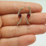 Brinco Ear Hook Dourado Vermelho 