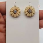 Brinco Dourado Flor Branca 