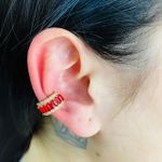 Par De Piercing Fake Zircônia Retângulo Dourado Vermelho 