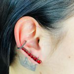 Brinco Ear Cuff Zircônia Grafite Vermelho 