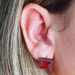 Brinco Zircônia Quadrado Grafite Vermelho 