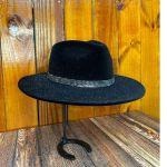 Chapéu Fedora Launa Glitter Preto Aba Média Reta 7,5 cm Bandinha de Strass 