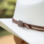 Chapéu Arizona Country Aba 12 Branco Bandinha de Couro 