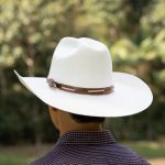 Chapéu Arizona Country Aba 12 Branco Bandinha de Couro 