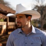 Chapéu Arizona Country Aba 12 Branco Bandinha de Couro Preto