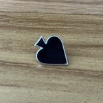 Aplique de Metal Broche para Chapéu Modelo Espadas Baralho