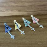 Aplique de Metal Broche para Chapéu Modelo Nossa Senhora Amarela