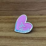 Aplique de Metal Broche para Chapéu Modelo Coração Rosa