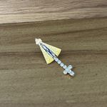 Aplique de Metal Broche para Chapéu Modelo Nossa Senhora Amarela