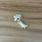 Aplique de Metal Broche para Chapéu Modelo Pingente Botinha Dourada