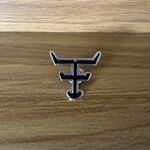 Aplique de Metal Broche Esmaltado para Chapéu Modelo TF Preto