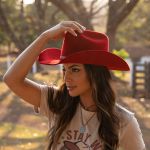 Chapéu Country Diamond Aba 10 Cherry Red com Bandinha de Strass