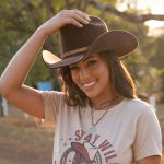 Chapéu Country Diamond Aba 10 Café com Bandinha de Strass Dourada 