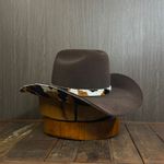 Chapéu Country Indomável Café Aba 10 Aveludado Unissex Bandinha e Detalhes Lateral de Couro Vaca Mesclado