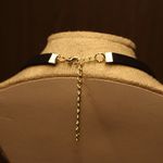 Choker Feminina Camurça Preta Básica Metal Dourado