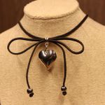 Choker de Coração Prata Camurça Preta 