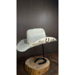 Chapéu Country Amuleto Gelo Aba 10 Aveludado Unissex Bandinha e Detalhes Lateral de Couro Vaca