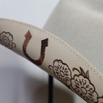 Chapéu Country Amuleto Gelo Aba 10 Aveludado Unissex Bandinha e Detalhes Lateral de Couro Vaca