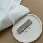 BRINCO GOTA FINA LISA LEVEMENTE CURVADA DE TARRAXA