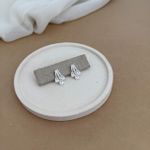 BRINCO 2 TRAÇOS LISOS 1 CRAVEJADO E 3 ZIRC GOTA CRISTAL NAS PONTAS DE TARRAXA