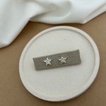 BRINCO ESTRELA COM FLOR TRABALHADA DE TARRAXA