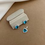 CONJUNTO BRINCO E PINGENTE CORAÇÃO ZIRCÔNIA AZUL CLARO BORDA CRAVEJADA
