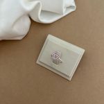 ANEL CORAÇÃO VAZADO COM MINI ZIRCÔNIAS ROSA LATERAL LARGA