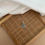 PINGENTE PEDRA NATURAL TRIÂNGULO DE TOPÁZIO AZUL DETALHES LATERAIS