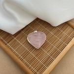 PINGENTE DE CORAÇÃO PEDRA NATURAL QUARTZO ROSA COM BORDA PRATA CLARA
