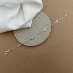 PULSEIRA COM 4 CORAÇÕES BORDA ARGOLINHA ELOS ALONGADO