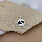 PINGENTE MEDALHA MÉDIA PEACE CURSIVA ENVELHECIDA