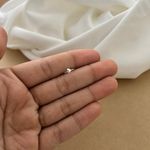 PIERCING ARGOLINHA LISA COM MINI CORAÇÃO CHEIO LISO DEITADO